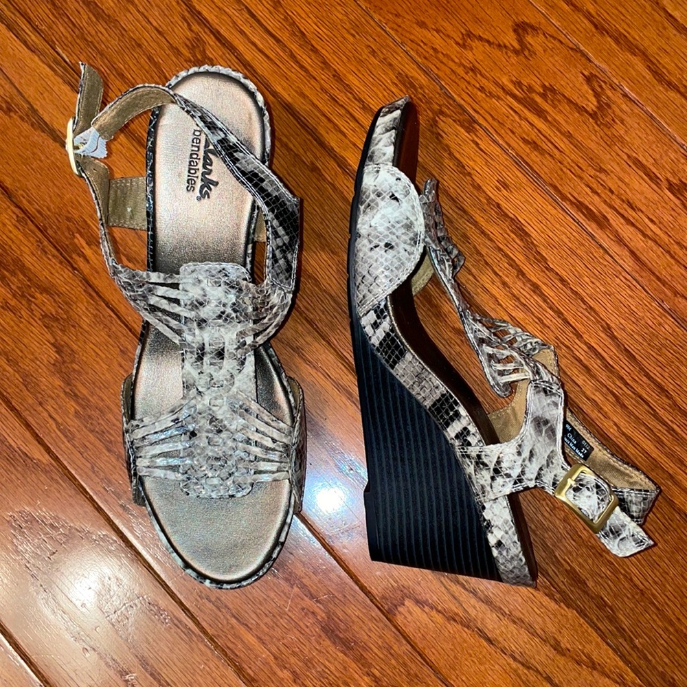CLARKS bendables 9 M Black White sandal wedge Snakeskin embossed Excellent